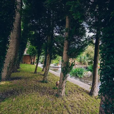 Traditional Log Cabin Next To Harry Potter Studios Kings Langley Exterior photo